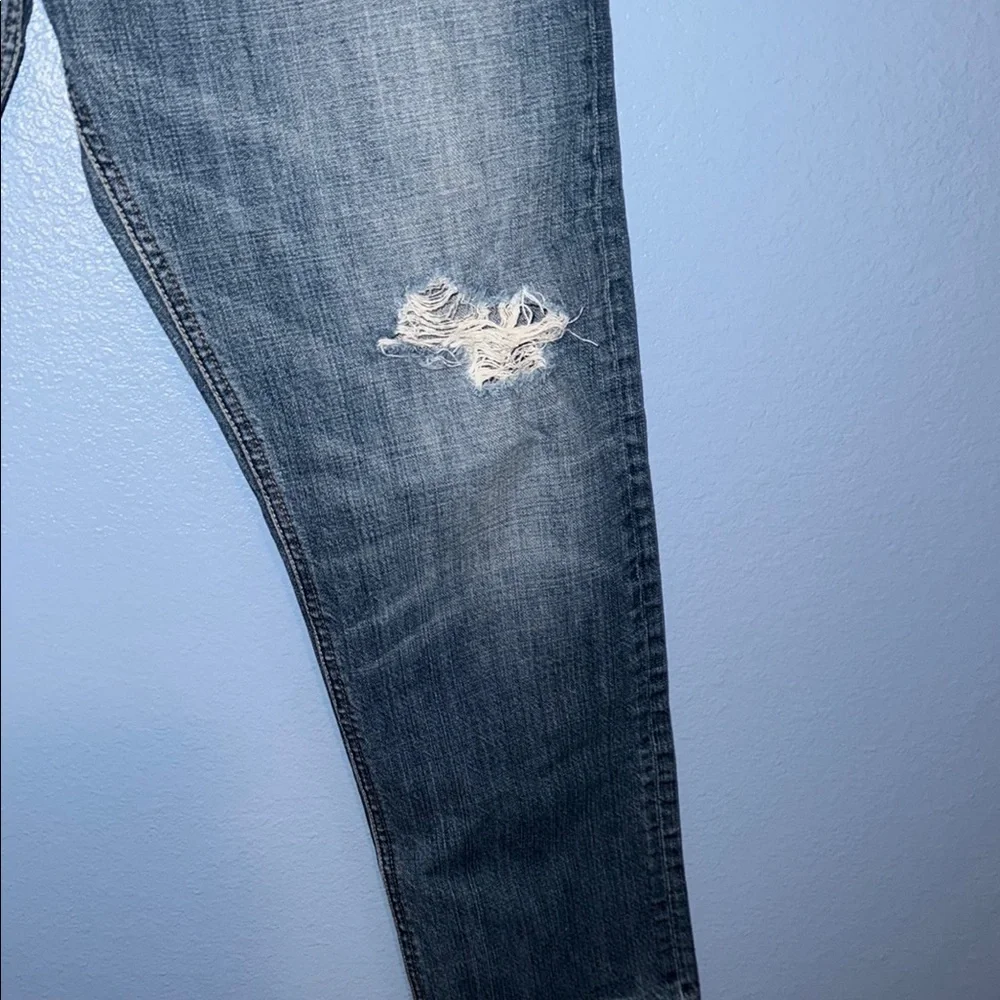 Abercrombie & Fitch Distressed Jeans- size 28/6. Q